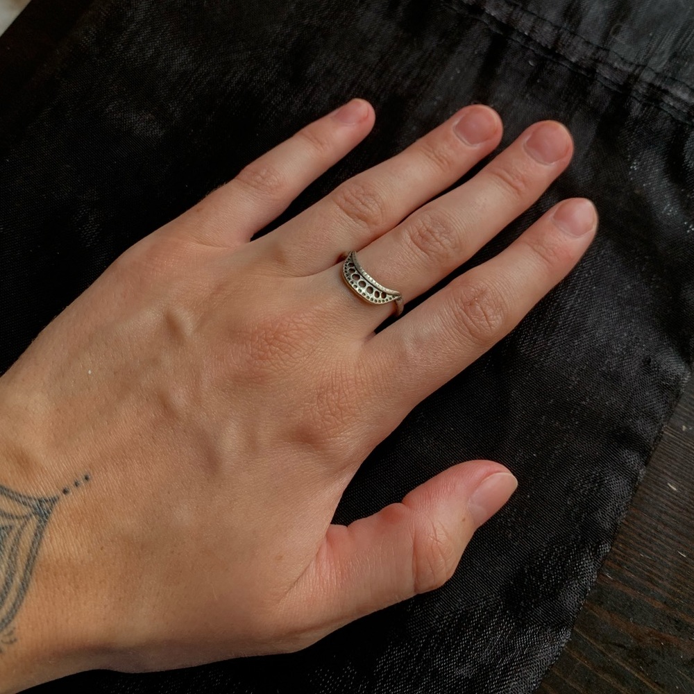 Silver crescent ring - Picture 2 of 2